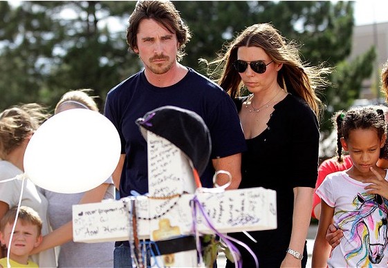 丹佛血案引發(fā)美國購槍潮 “蝙蝠俠”現身醫(yī)院探望受害者