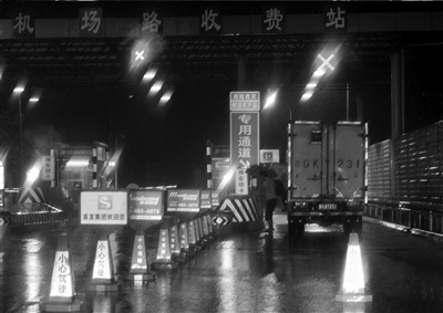 北京昨晚再降暴雨 廣渠門橋連夜加裝監(jiān)控探頭