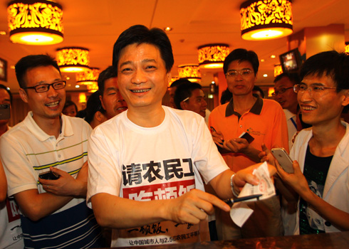 崔永元請(qǐng)7·21暴雨救人農(nóng)民工吃飯