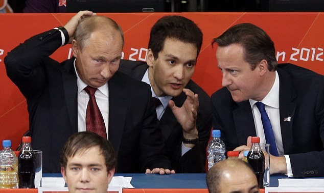 普京觀柔道比賽為卡梅倫當解說員 英首相再成“掃帚星”