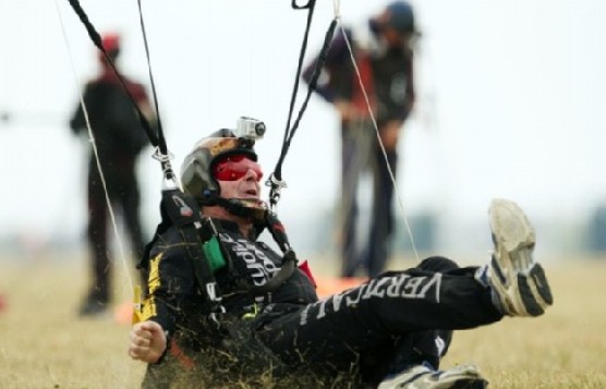 極限運動之美 138人同時垂直跳傘打破紀(jì)錄