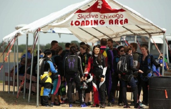 極限運動之美 138人同時垂直跳傘打破紀(jì)錄