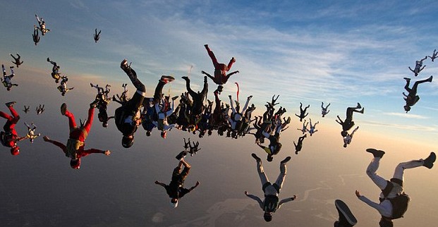 極限運(yùn)動(dòng)之美 138人同時(shí)垂直跳傘打破紀(jì)錄