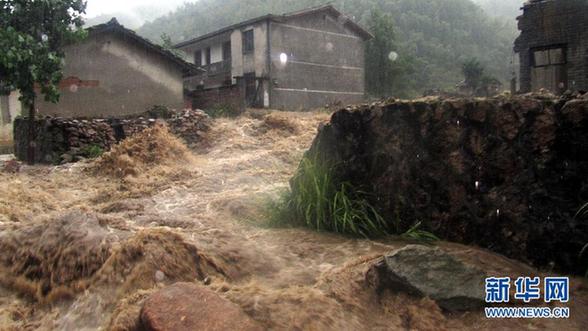 臺(tái)風(fēng)暴雨逼停京哈線70趟列車(chē) 沖鋒舟進(jìn)車(chē)站