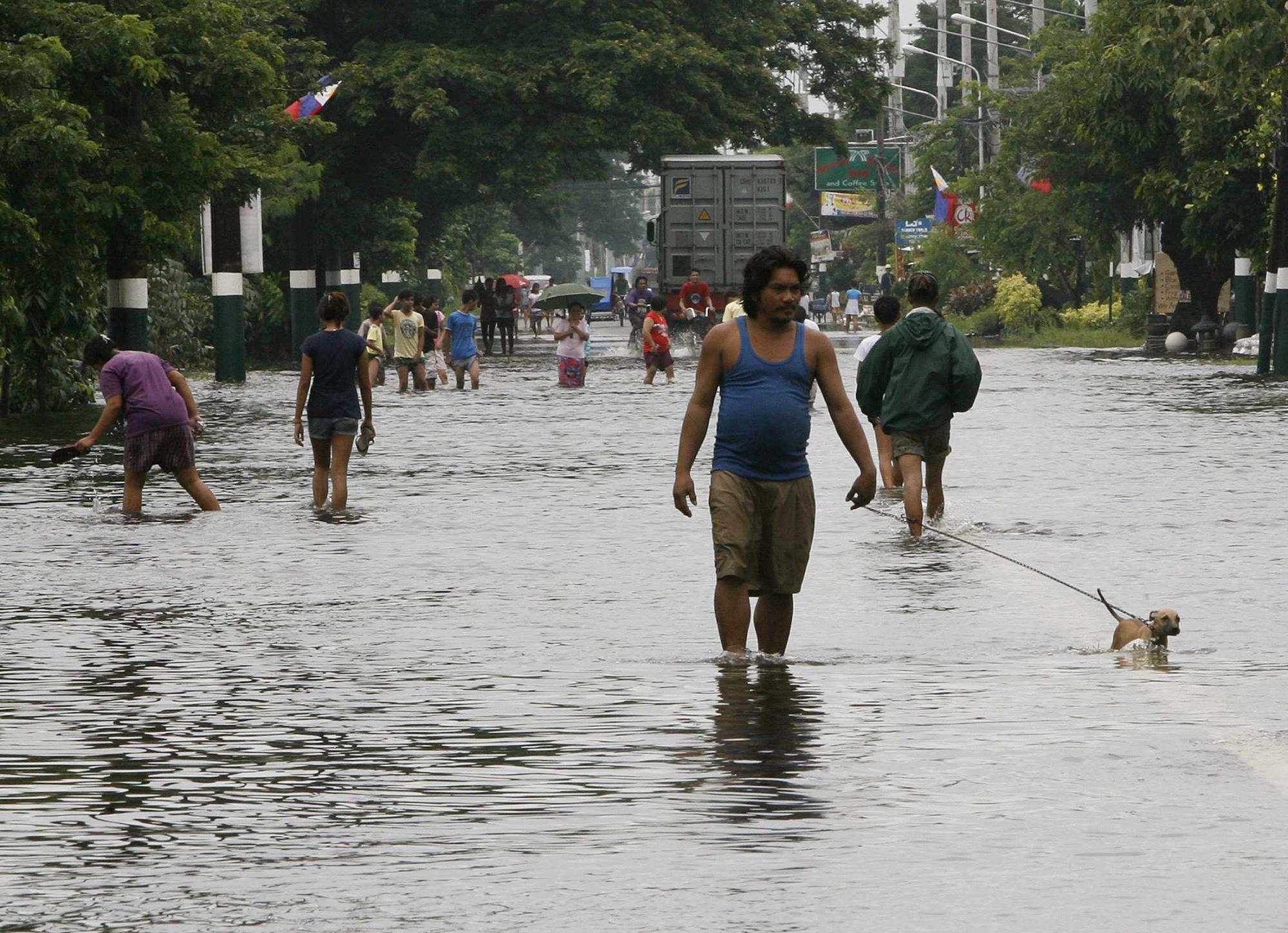 “?？?#8221;致菲律賓首都暴雨肆虐 逾六成城區(qū)被淹百萬余人受災(zāi)