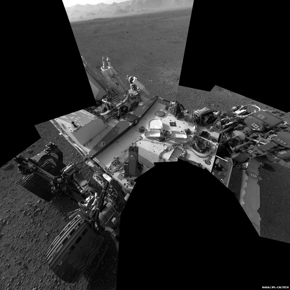 “好奇”號(hào)發(fā)回首張全景彩照 黑白照片對(duì)比后有驚奇發(fā)現(xiàn)