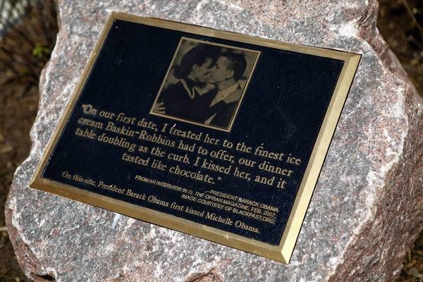 英國海德公園再添一景 奧巴馬和米歇爾初吻地點立碑成地標