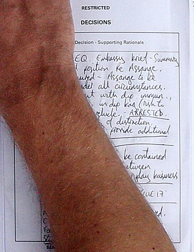 英國(guó)放棄強(qiáng)闖厄使館抓人 阿桑奇有望借舊照證清白