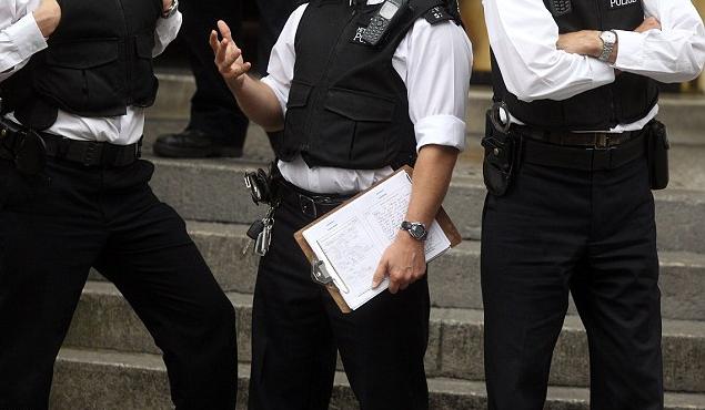 英國放棄強(qiáng)闖厄使館抓人 阿桑奇有望借舊照證清白