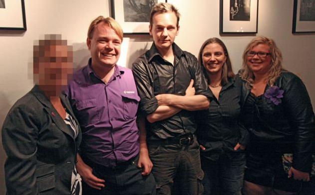 英國放棄強(qiáng)闖厄使館抓人 阿桑奇有望借舊照證清白