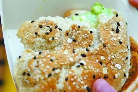 漢堡布滿霉點遭消費者曝光 麥當(dāng)勞面臨處罰