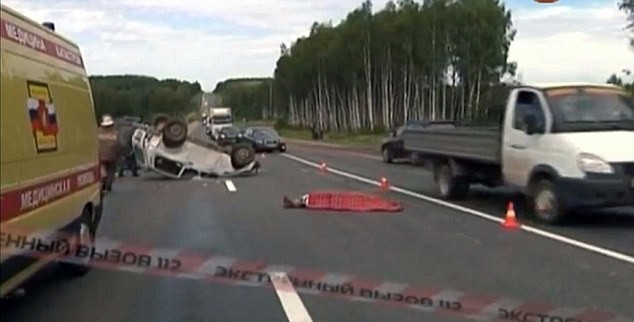 俄醉酒女子車(chē)禍遇難者尸體旁歡樂(lè)起舞 網(wǎng)友憤怒指其無(wú)恥