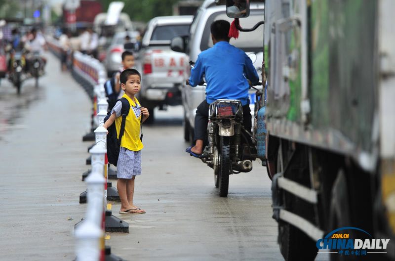 海南樂(lè)東：改裝三輪“校車”安全堪憂