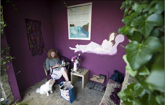 英國鄉(xiāng)村最美公交站臺 每年變換主題溫馨可愛