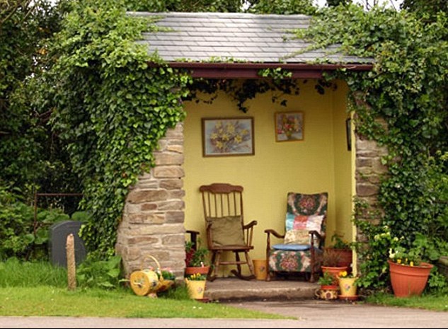 英國(guó)鄉(xiāng)村最美公交站臺(tái) 每年變換主題溫馨可愛(ài)