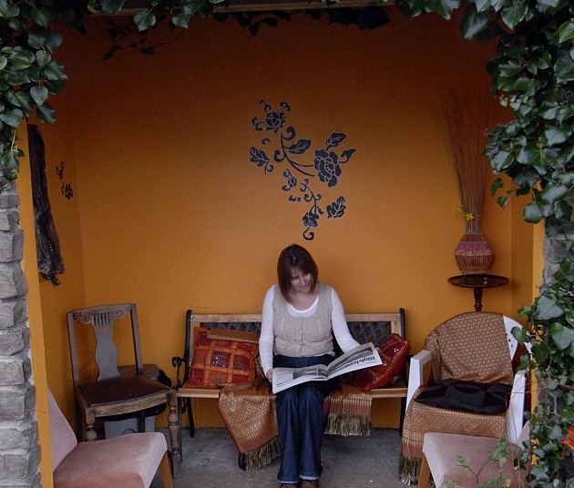 英國(guó)鄉(xiāng)村最美公交站臺(tái) 每年變換主題溫馨可愛(ài)