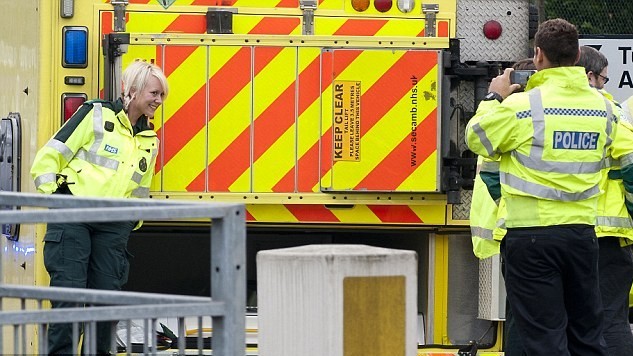 英救護(hù)車(chē)執(zhí)行任務(wù)途中被撞翻 醫(yī)護(hù)人員嬉戲留影遭詬病