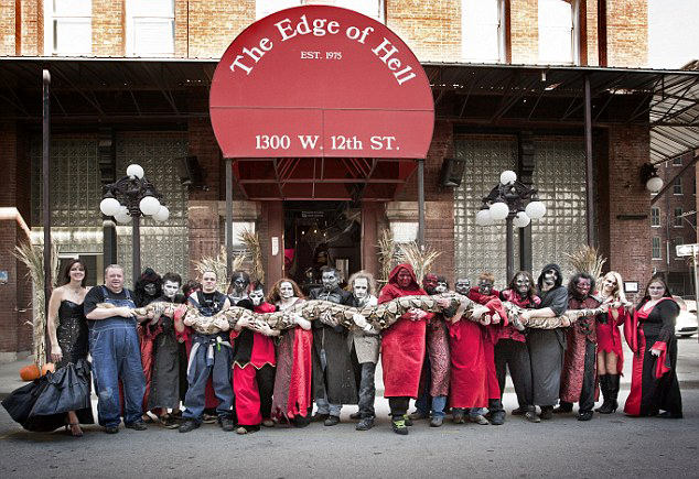 全球最長圈養(yǎng)蟒蛇體長7.6米 可吞下45公斤食物