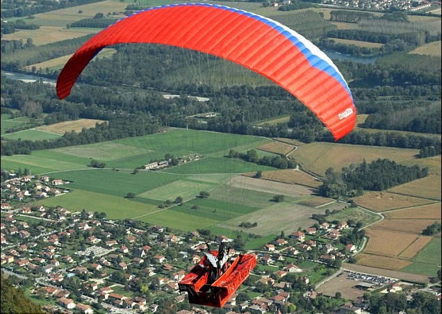 蜻蜓、自行車、工具箱遨游藍(lán)天 法國(guó)飛行器大賽創(chuàng)意無(wú)限