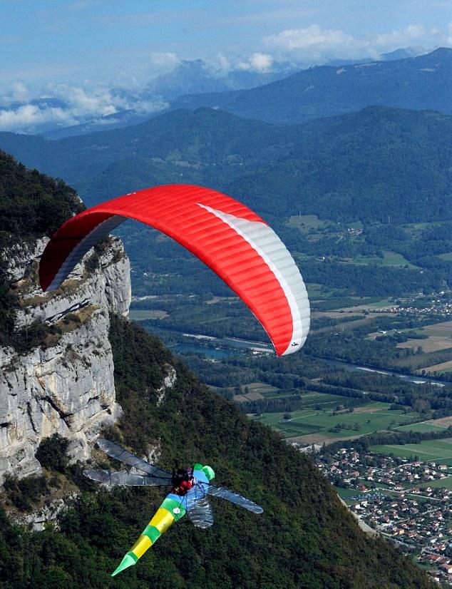 蜻蜓、自行車、工具箱遨游藍(lán)天 法國飛行器大賽創(chuàng)意無限