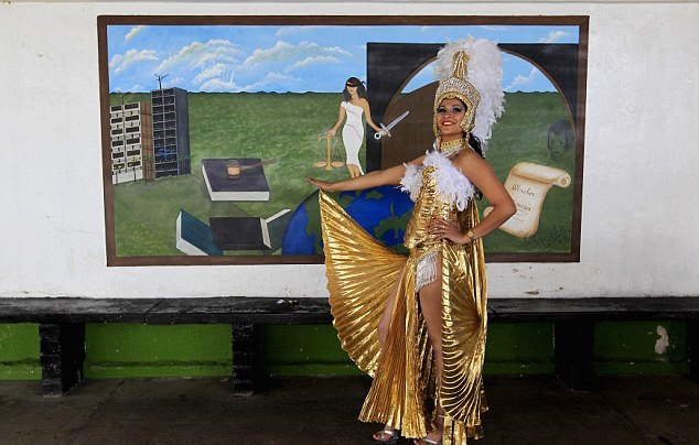 哥倫比亞一監(jiān)獄舉行年度選美比賽 助女囚犯改過(guò)自新