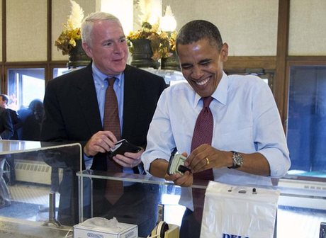 奧巴馬競(jìng)選途中買香腸 錢包中厚厚一打現(xiàn)金惹關(guān)注