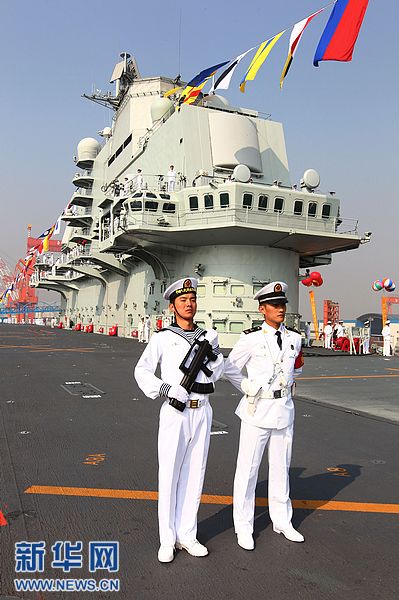 我國第一艘航空母艦正式交付海軍 胡錦濤登艦視察