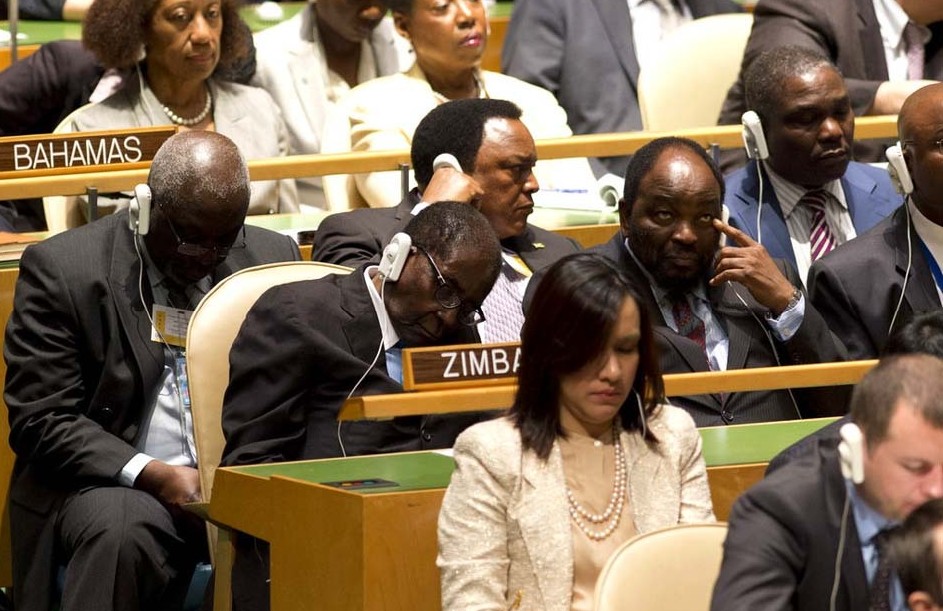 聯(lián)大會議很無聊？會場睡倒一大片希拉里亂寫亂畫