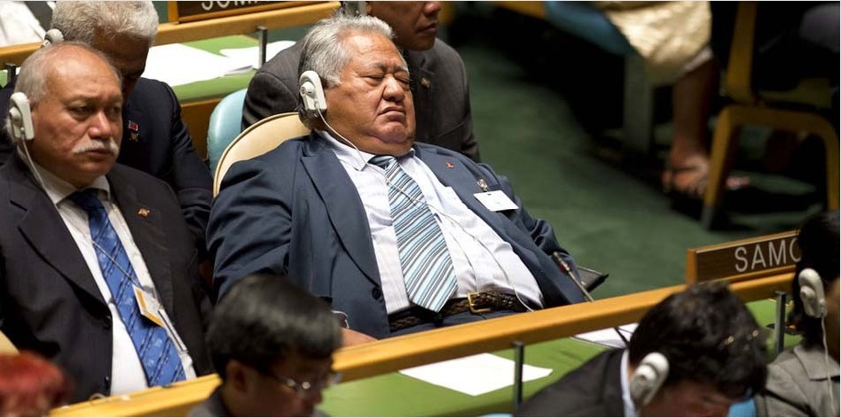 聯(lián)大會議很無聊?會場睡倒一大片希拉里亂寫亂畫