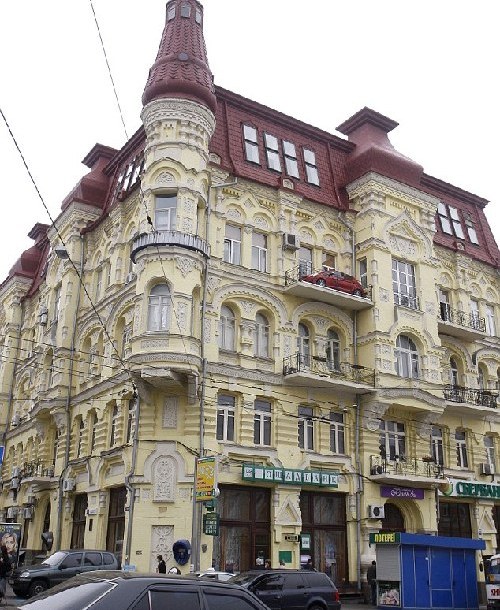 基輔鬧市停車難 小轎車停上18米高公寓陽臺(圖)