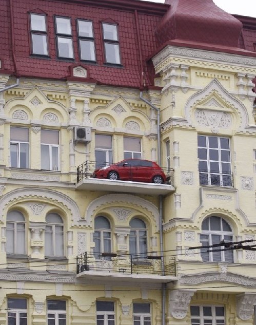 基輔鬧市停車難 小轎車停上18米高公寓陽臺(圖)