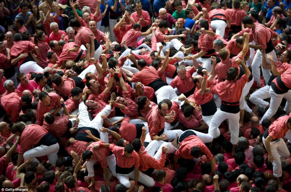 西班牙“疊人塔”大賽火爆上演 數(shù)千人斗牛場(chǎng)觀戰(zhàn)