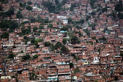 委內瑞拉大選查韋斯迎戰(zhàn)強敵 中間選民左右結果