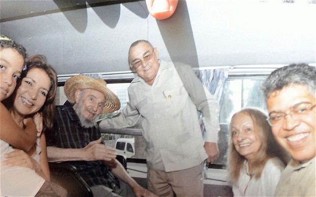 卡斯特羅數(shù)月來(lái)首度公開露面 發(fā)文公布生活照駁斥病重謠言