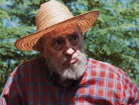 卡斯特羅數(shù)月來(lái)首度公開露面 發(fā)文公布生活照駁斥病重謠言