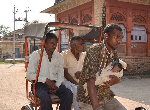 印度車夫身世催淚 妻子難產(chǎn)去世獨抱新生兒踩三輪