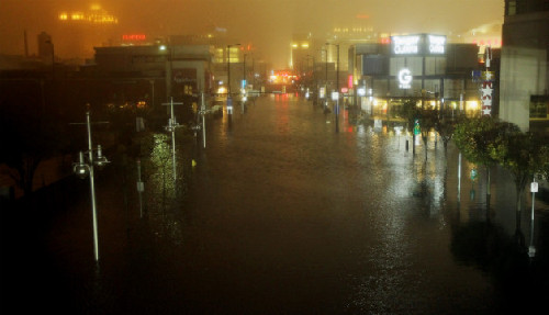 “桑迪”已致美國16人喪生 奧巴馬應(yīng)對風(fēng)暴危中有機(jī)