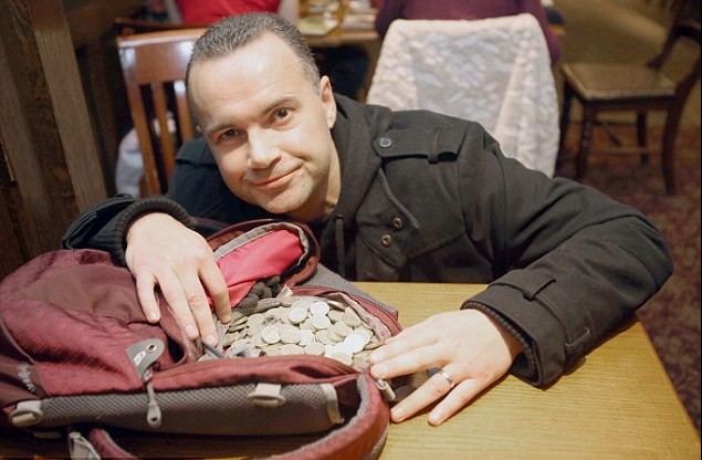 英男子靠玩競猜游戲年入60萬 抱怨太費(fèi)腦子希望“轉(zhuǎn)行”