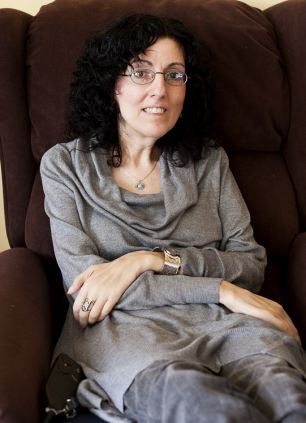 英癱瘓母親用眼球創(chuàng)作繽紛畫作 欲籌集資金幫助更多病友