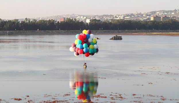 美探險家效仿《飛屋環(huán)游記》365只氦氣球帶其飛越大西洋