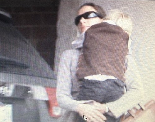 美國前中情局局長情婦回家與丈夫兒子團(tuán)聚