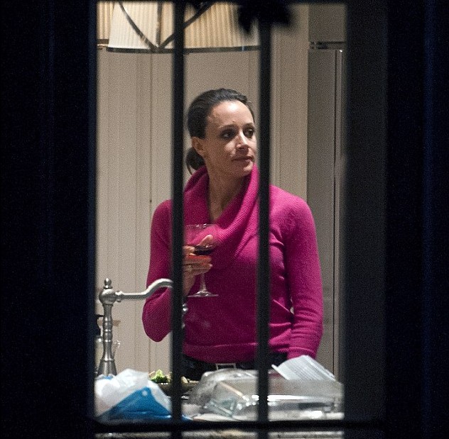 彼得雷烏斯聘請著名版權(quán)律師 “小三”丑聞后首度與丈夫團聚