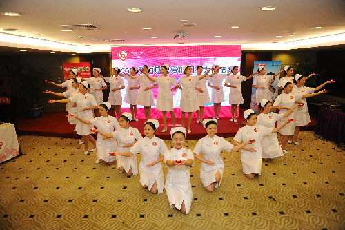 崔郁等10人當(dāng)選受百姓喜愛白衣天使 用愛托起新生命