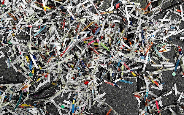 紐約感恩節(jié)游行五彩紙條泄機密 羅姆尼車隊信息從天而降