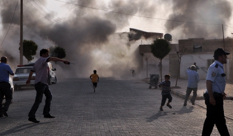 視頻顯示敘政府軍使用集束炸彈 俄批法金援?dāng)⒎磳ε? width=