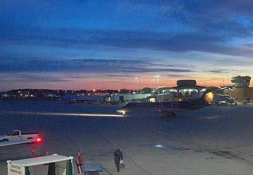 美客機座位驚現(xiàn)彈殼 乘客緊急疏散有驚無險