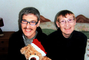 英國(guó)中年兄弟染怪病“返老還童” 心智如幼兒需監(jiān)護(hù)