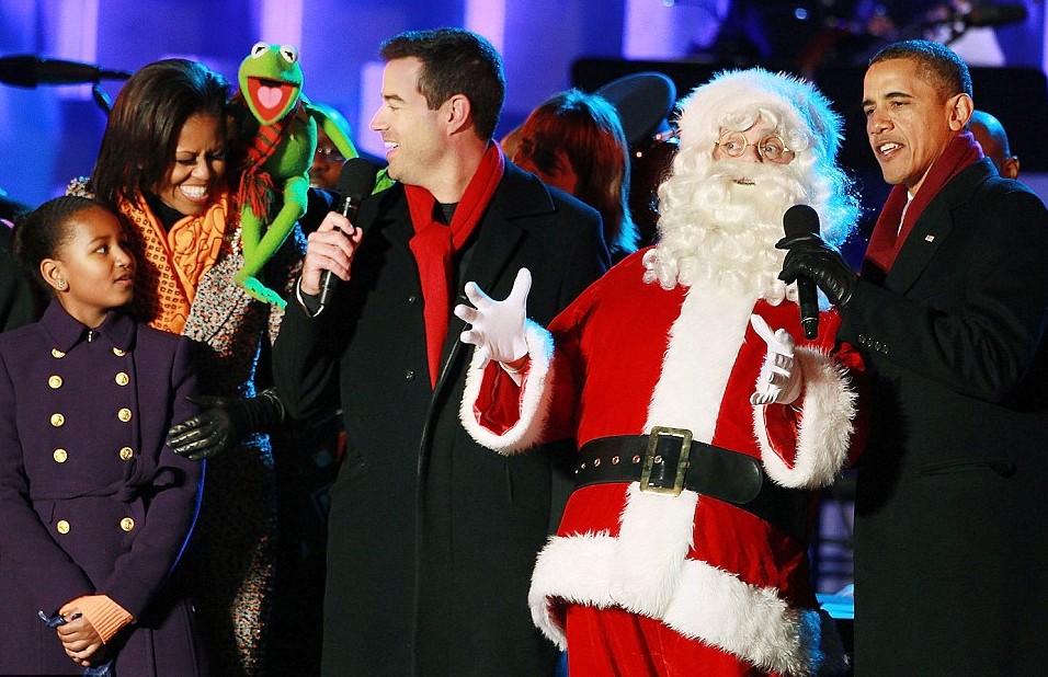 奧巴馬參加點(diǎn)亮國會(huì)圣誕樹儀式 溫情獻(xiàn)唱圣誕歌曲(圖片新聞)
