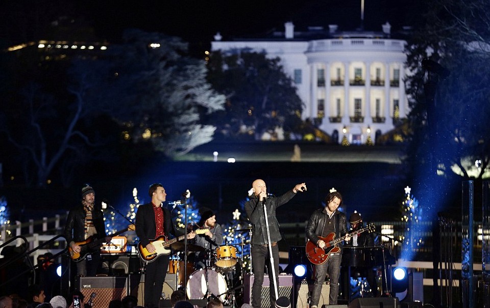 奧巴馬參加點亮國會圣誕樹儀式 溫情獻唱圣誕歌曲(圖片新聞)