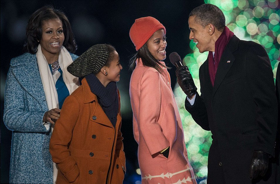 奧巴馬參加點(diǎn)亮國(guó)會(huì)圣誕樹(shù)儀式 溫情獻(xiàn)唱圣誕歌曲(圖片新聞)